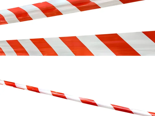 红白相间的阻隔带禁止通过 白色隔离带的屏障带 禁止交通的障碍 警告磁带 危险危险危险区域警告不得进入 不准入境的概念 — 图库照片