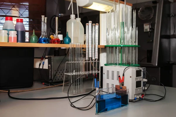 Zařízení Pro Elektrolýzu Chemické Laboratoři Chemikálie Zařízení Pro Dodávku Proudu — Stock fotografie