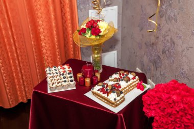 Birinci yaş gününü evde nefis bir pasta ve dekorasyonla kutlamak için şenlikli bir arka plan tasarımı. Doğum günün kutlu olsun partisi için bir yıllık yer. Çocuk tatili kavramı