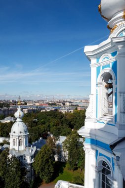 Çan kulesinden Smolny Katedrali 'nin çaprazlı görüntüsü. Benzersiz şehir peyzaj merkezi Saint Petersburg. Merkezi tarihi manzara şehri. Rusya 'nın en iyi turistik yerleri. Rusya İmparatorluğunun başkenti