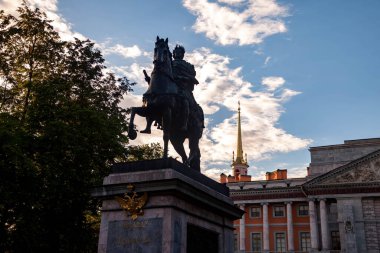 Mikhailovsky Kalesi 'nin arka planında Anıt İmparatoru Peter Great. Benzersiz şehir peyzaj merkezi Saint Petersburg. Merkezi tarihi manzara şehri. Rusya 'nın en iyi turistik yerleri. Rusya İmparatorluğunun başkenti