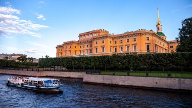 Aziz Michael Sarayı, Mikhailovsky veya Mühendisler Kalesi. Benzersiz şehir peyzaj merkezi Saint Petersburg. Merkezi tarihi manzara şehri. Rusya 'nın en iyi turistik yerleri. Rusya İmparatorluğunun başkenti