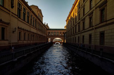 Beyaz bir gecede Kış Kanalı manzarası. Neva nehrinin üzerinde gün batımı. Benzersiz şehir peyzaj merkezi Saint Petersburg. Merkezi tarihi manzara şehri. Rusya 'nın en iyi turistik yerleri. Rusya İmparatorluğunun başkenti