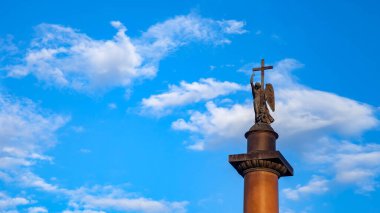 İskender 'in sütununun tepesinde, sarayın arka planında mavi gökyüzünün. Eşsiz şehir peyzaj merkezi St Petersburg. Merkezi tarihi manzara şehri. Rusya 'da turistik yerler. Rusya İmparatorluğunun başkenti