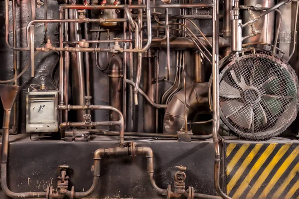 Fabrika zemininin eski endüstriyel iç kısmının boru ve elektrik tesisatı ile boyanmış bir fotoğrafı. Yazar alanı metin veya logo olan poster tasarımı ve sunumu için lüks arkaplan