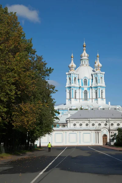 Kathedrale Von Smolny Aus Nächster Nähe Sonnennachmittagstag Einzigartiges Urbanes Landschaftszentrum — Stockfoto