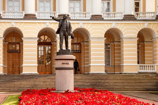 Smolny Palace güneş öğleden sonra yakın çekim. Benzersiz şehir peyzaj merkezi Saint Petersburg. Merkezi tarihi manzara şehri. Rusya 'nın en iyi turistik yerleri. Rusya İmparatorluğunun başkenti