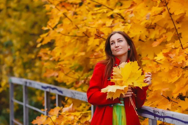 Portret Pięknej Młodej Kobiety Słowiańskim Wyglądzie Żółtej Sukience Czerwonym Płaszczu — Zdjęcie stockowe