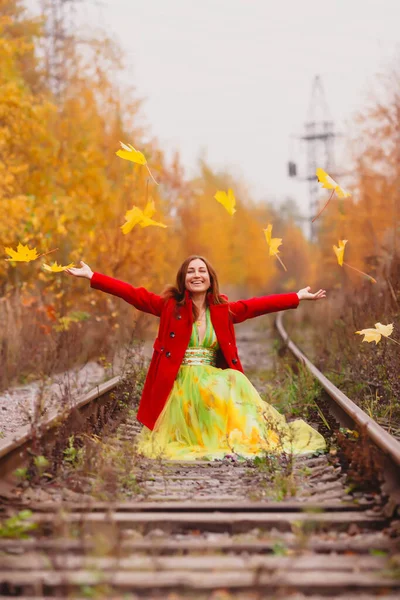 Porträt Einer Hübschen Jungen Frau Slawischen Aussehens Gelbem Kleid Und — Stockfoto