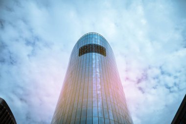 Modern tarzda camdan ve betondan yapılmış gökdelenler. Metropolis 'in iş bölgesinde bir binanın mimarisi. Ekonomi, Finans ve Girişimcilik Konsepti. Telif Hakkı Boşluğu