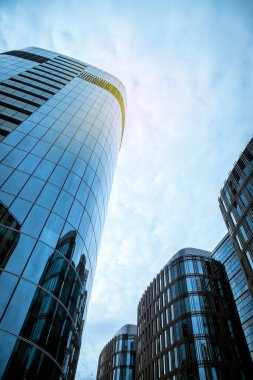 Modern tarzda camdan ve betondan yapılmış gökdelenler. Metropolis 'in iş bölgesinde bir binanın mimarisi. Ekonomi, Finans ve Girişimcilik Konsepti. Telif Hakkı Boşluğu