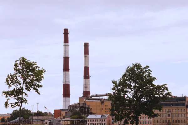 Tubos Industriais Céu Azul Centro Cidade Emissões Dos Tubos Calor — Fotografia de Stock