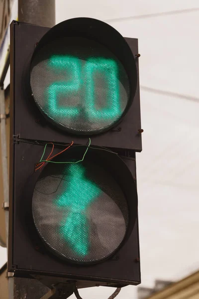 绿灯和行人站在红绿灯前 电线伸出来 城市里的人行横道 红绿灯处的20号清楚地表明 行人过马路需要20秒钟 — 图库照片