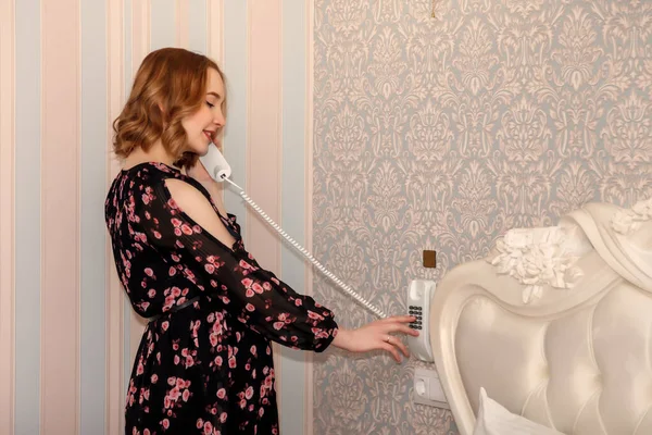 Schwangere Junge Frau Slawischen Kleid Steht Mit Telefonhörer Der Wand — Stockfoto