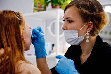 Makyöz, güzellik salonunda kaş düzeltmesi yapıyor. Dahili salondaki müşteri hizmetleri inanılmaz bir imaj yaratıyor. Yaratılış büyücüsüyüm. Güzellik tatmini kavramı