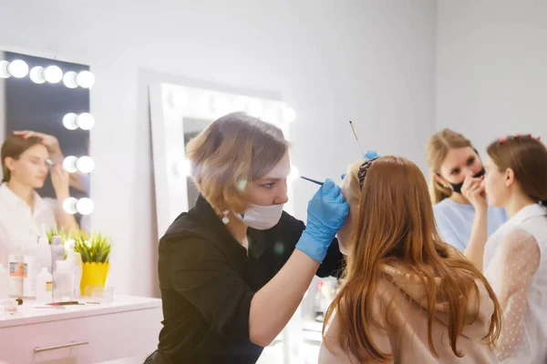 Maquiadores Compõem Mulheres Jovens Salão Beleza Atendimento Cliente Salão Interior — Fotografia de Stock