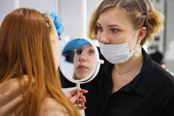 Maquillaje Artista Hace Corrección Cejas Linda Mujer Joven Bonita Salón — Foto de Stock