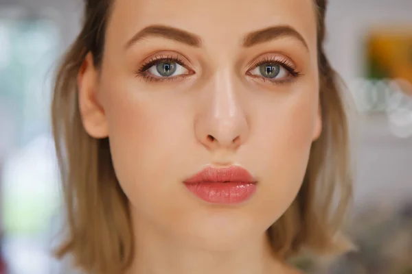 Bella Giovane Donna Con Trucco Perfetto Primo Piano Del Viso — Foto Stock