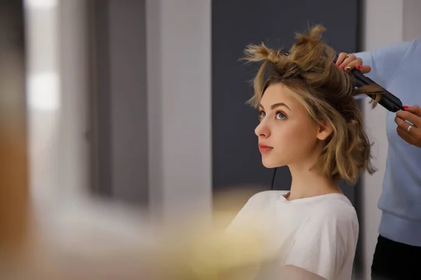 Peluquería Hace Peinado Linda Mujer Joven Bonita Salón Belleza Servicio — Foto de Stock