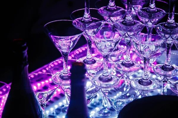 Pyramide Aus Champagnergläsern Für Eine Formelle Feier Oder Hochzeit Zeremonie — Stockfoto