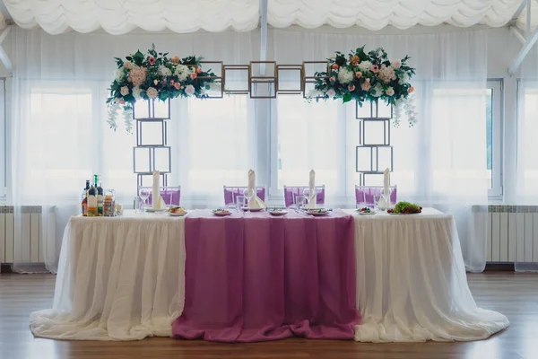 Salão Coberto Para Recepções Casamento Com Mesas Decorações Florais Restaurante — Fotografia de Stock