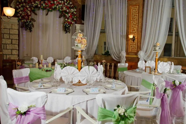 Svatební Stůl Dekorace Restauraci Pozadí Interiéru Květinové Dekorace Svátky Večeře — Stock fotografie