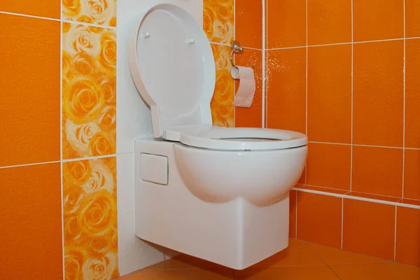 Duş Odasında Turuncu Dekoratif Fayanslar Olan Modern Bir Tuvalet Tasarım — Stok fotoğraf