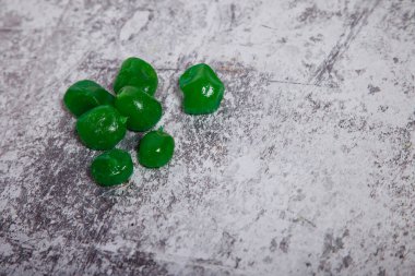 Beton arkaplanda kurumuş yeşil kumkat. Ön ve üst manzara, yakın plan. Web sitesi veya logo için telif hakkı alanı