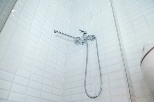Área Banheiro Para Tomar Banho Com Torneira Chuveiro Parede Azulejos — Fotografia de Stock