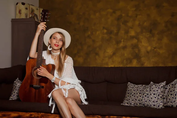 Beautiful Young Woman Guitar Interior Room Cute Woman Couch Guitar — Stock Photo, Image