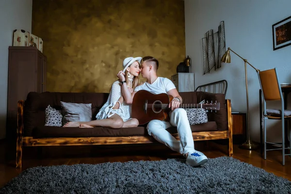실내에서 기타를 소파에 귀여운 여자와 학습의 집에서 기타를 연주하는 저작권의 — 스톡 사진