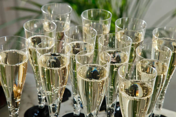 Primo Piano Bicchieri Champagne Sul Tavolo Spazio Copyright Sito — Foto Stock