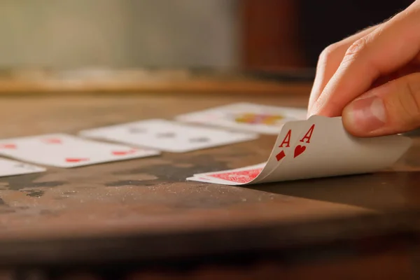 Erkeklerin Eli Iki Ile Kartlarını Gösterirken Namlunun Ucunda Poker Oynuyor — Stok fotoğraf