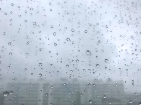 背景水滴 天然的雨滴模式 窗玻璃上的雨滴 玻璃上的雨滴的抽象镜头 落雨点落在玻璃杯上 铭文或标志的位置 — 图库照片