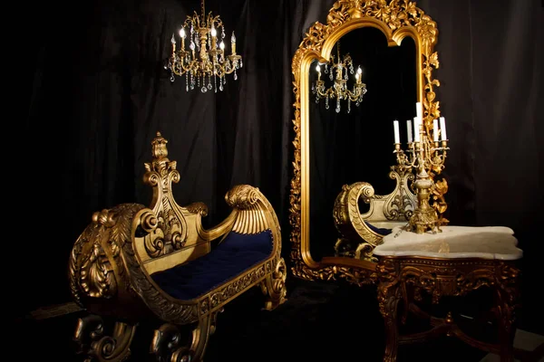Interior Habitación Vintage Lujo Negro Oro Salón Con Espejo Sofá —  Fotos de Stock