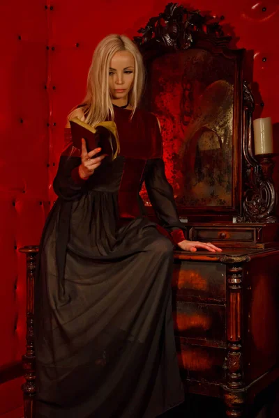 중세의 거울이 드레스를 소녀가 성경을 감정을 할로윈 공포의 원문이나 로고를 — 스톡 사진