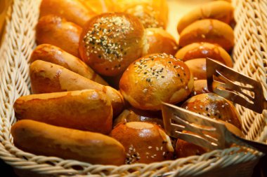 Çikolatalı taze puf böreği ve ahşap sepetteki hindistan cevizi kırıntıları yemek için hazır. Kahvaltı ya da brunch kavramı. Web sitesi ya da afiş için arka plan. Boşluğu kopyala