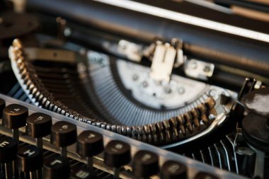 Eski klasik bir retro daktiloya ait mektupların yakın çekimi. Daktiloda yazı yazdırmak için işlemeli bölümlerin arka planı. Sovyet döneminden kalma daktilo. Boşluğu kopyala