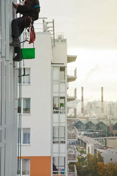 Industriekletterer Hängt Über Wohnhaus Während Außenfassadenverglasung Wäscht Seilkletterer Hängt Hauswand — Stockfoto