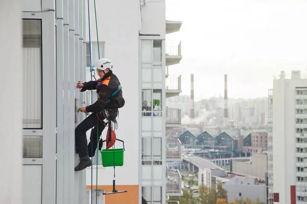 Industriekletterer Hängt Über Wohnhaus Während Außenfassadenverglasung Wäscht Seilkletterer Hängt Hauswand — Stockfoto