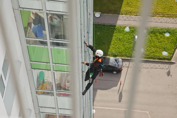 Industriekletterer Hängt Über Wohnhaus Während Außenfassadenverglasung Wäscht Seilkletterer Hängt Hauswand — Stockfoto