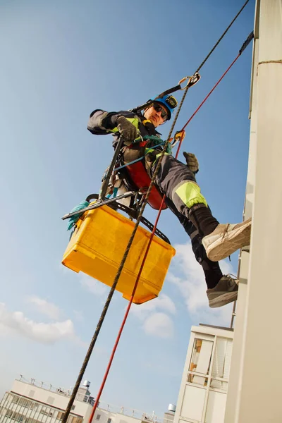 Industriekletterer Hängt Über Wohnhaus Während Außenfassadenverglasung Wäscht Seilkletterer Hängt Hauswand — Stockfoto