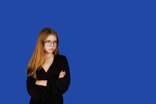 Gözlüklü Yaşında Duygusal Tatlı Bir Genç Kız Mavi Arka Planda — Stok fotoğraf