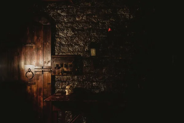 Мистический Темный Интерьер Средневековой Комнаты Большой Деревянной Дверью Черепом Столе — стоковое фото