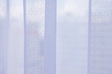 Açık tül perdeli pencere, şehir dışında. Güneş tüllerin içinden parlıyor. Pencerelere asılan perdenin dokusu. Tulle desenli. Boşluğu kopyala, metin konumunu