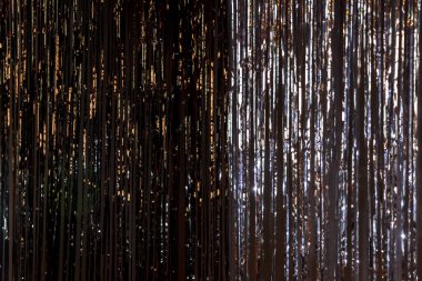 Koyu renkli duvardaki metal folyodan yapılmış parlak arkaplan. Tatil kavramı, eğlence. Herhangi bir harf ya da logo için alanı olan müzikal arka plan için uygun. Boşluğu kopyala, metin konumunu