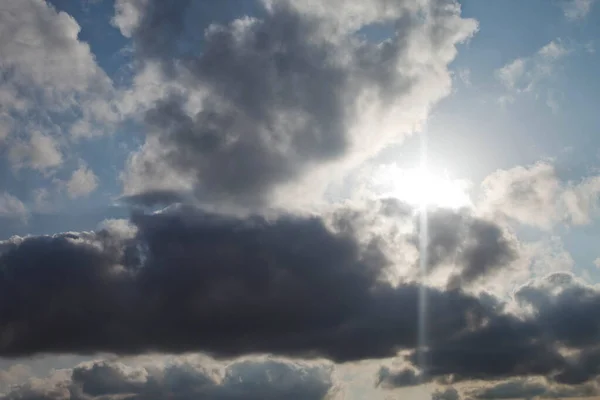 蓝天中的云彩 蓝天白云 蓬松的云彩 背景性质 纹理积雨云漂浮在蓝天上 位置为横幅 网站题词或标志 复制空间 — 图库照片