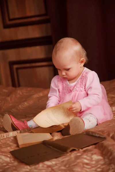 Una Chica Bonita Año Vestida Rosa Con Libro Viejo Está —  Fotos de Stock