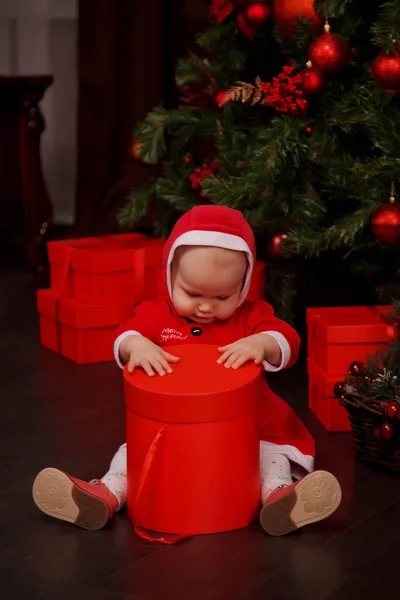 Nettes Einjähriges Mädchen Weihnachtsmannkostüm Auf Dem Hintergrund Des Mit Spielzeug — Stockfoto