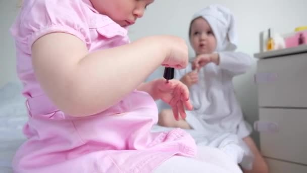 Bambina Manicure Dipinge Unghie Sulle Mani — Video Stock